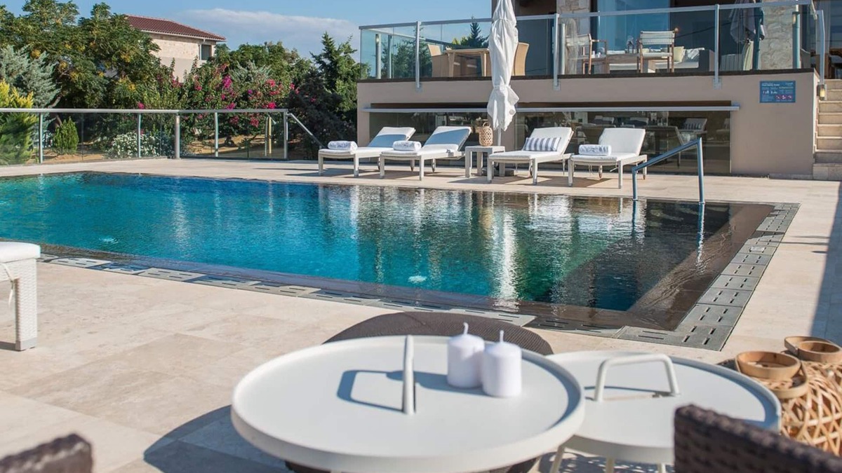 Chorafakia Villa | Exceptional villa with pool on the seafront
