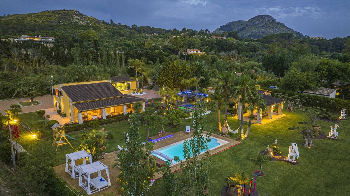 Alcudia Ski Chalet | Exclusiva Villa con piscina climatizada, jacuzzi, sauna, gim, y 10000m2 jardín