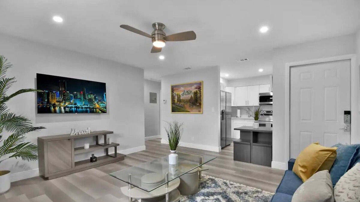 Riverside Park Condo | Exclusive 2 Bedroom Condo- Free Parking