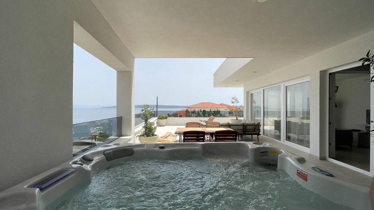 Zavala Apartment | Exclusive 2 Bedroom Seafront Suite w/jacuzzi