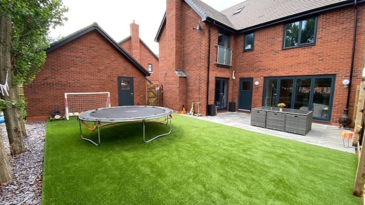 Atherstone House | Exclusive 5 Bed Family House in Country Village