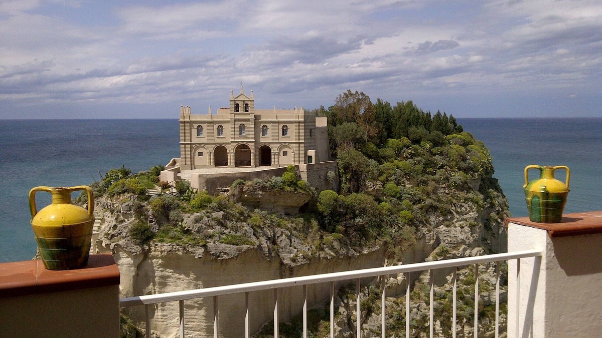 Tropea Apartment | Exclusive Apartment in the old town overlooking the sea with private parking