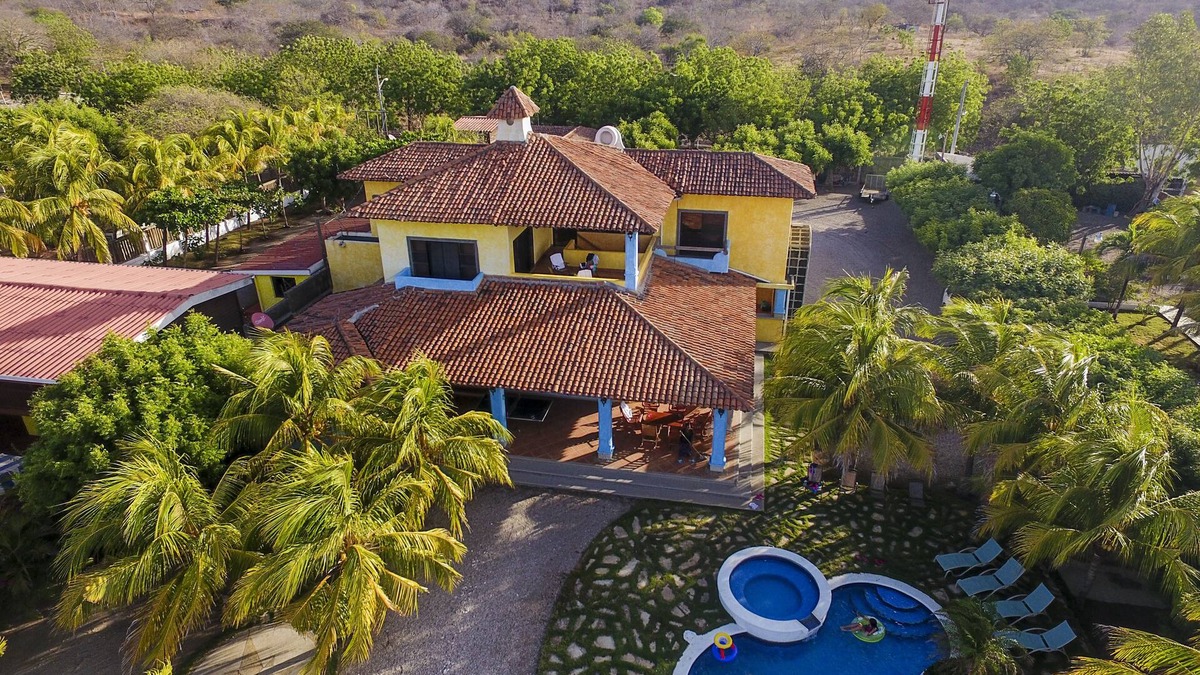 Pochomil House | Exclusive Beachfront Large Spanish Estate for up to 30 people, WiFi
