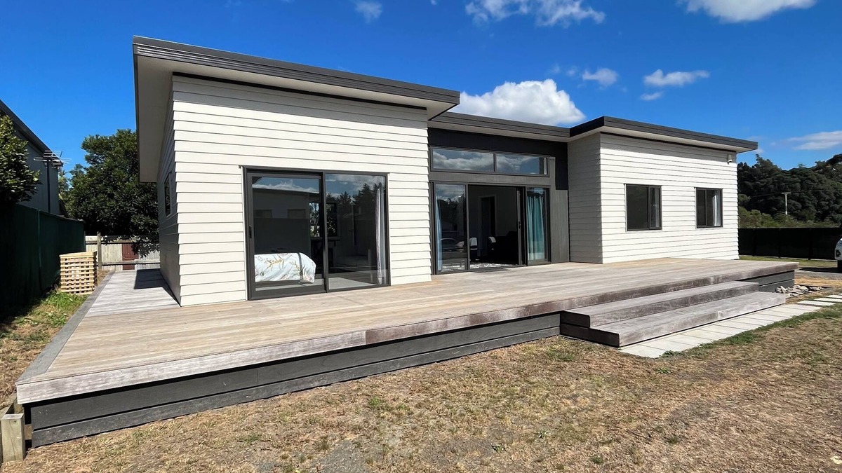 Eskdale House | Exclusive BookaBach. 1 min Walk To Beach. 4 Queen Beds. Warm, Sunny Beach House.