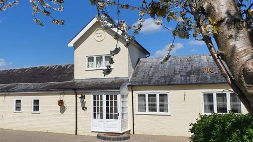 Toddington House | Exclusive Coach House with Lakeside Hot Tub on Country Estate
