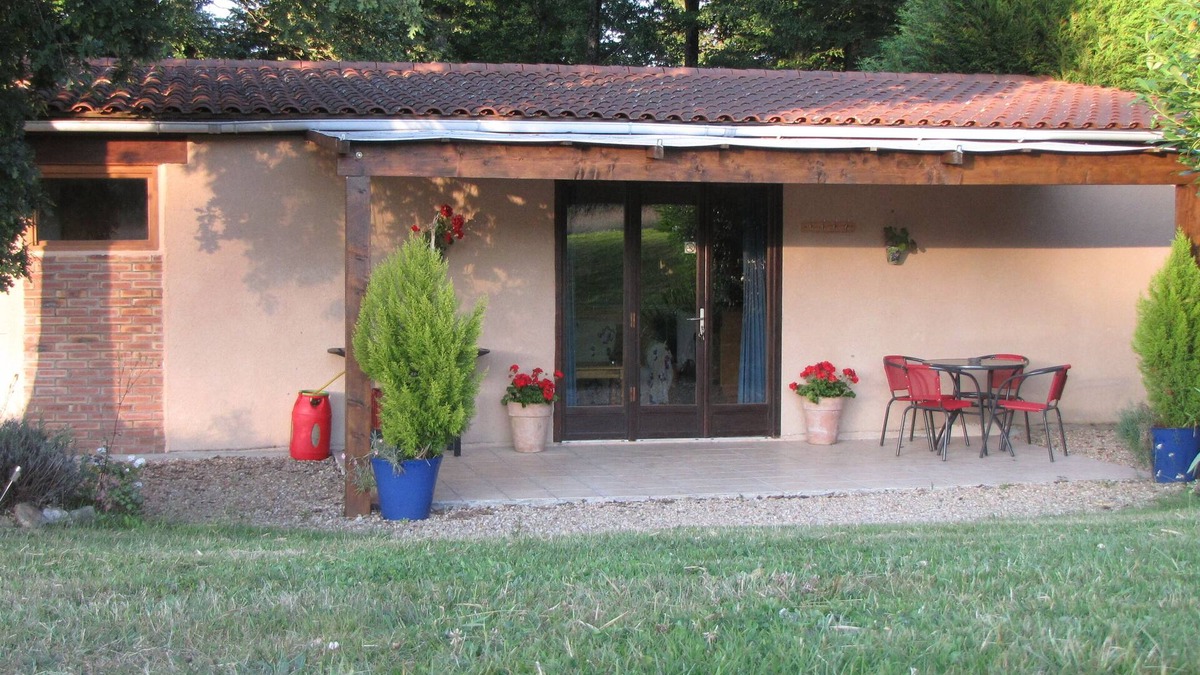 Montrollet Cottage | Exclusive countryside retreat on 8 acres with private lake - pet friendly !