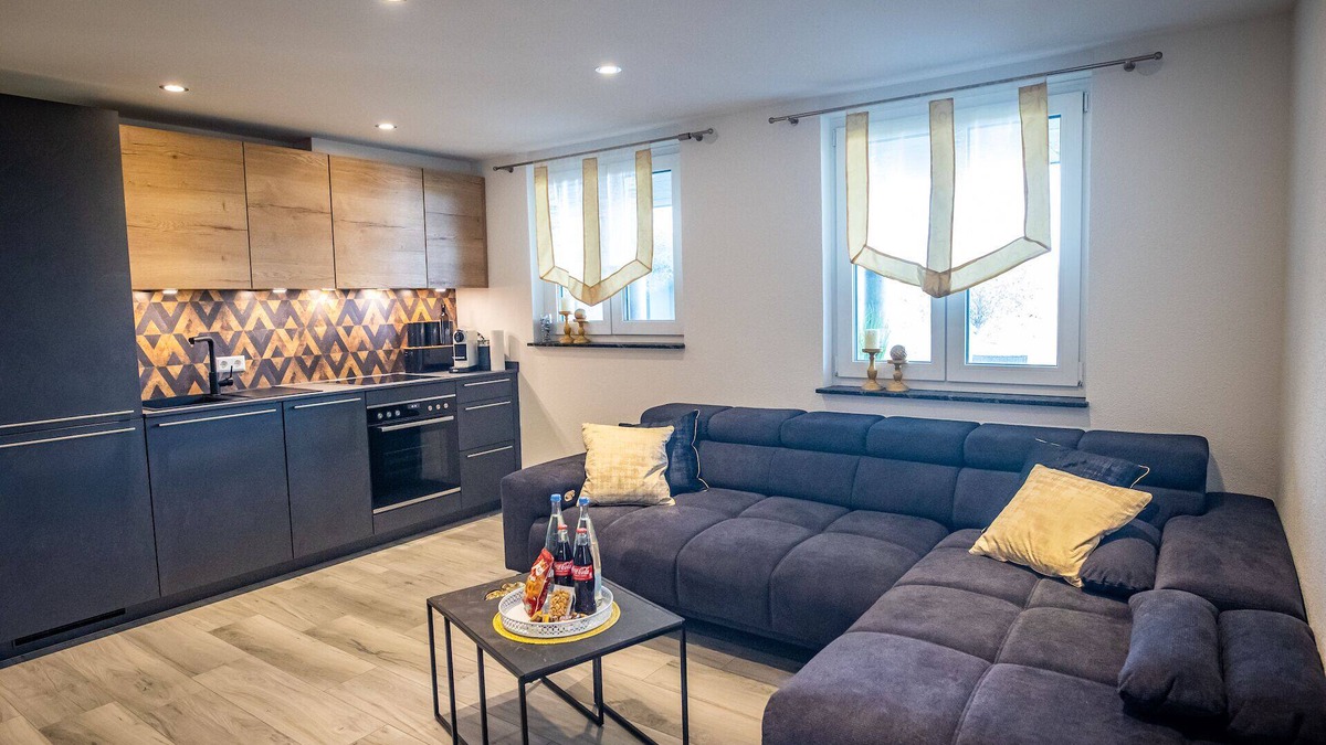 Waggershausen Apartment | Exclusive family suite in Friedrichshafen with covered terrace and garden