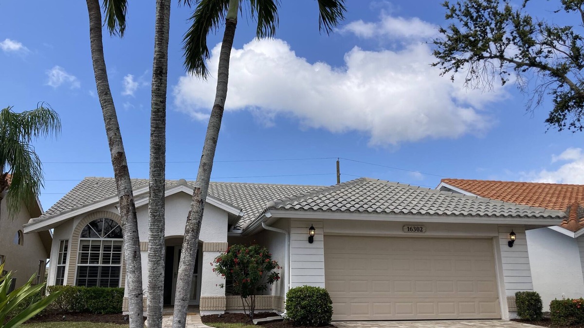 Iona House | Exclusive Fort Meyers home in gated golf community close to beaches!