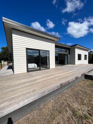 Eskdale House | Exclusive Holiday Home Sunny Beach House Four Queen Beds