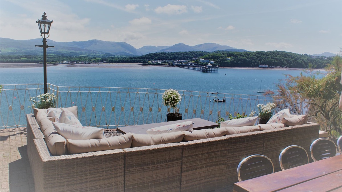 Menai Bridge House | EXCLUSIVE HOUSE PRIVATE BEACH SEA FRONT SLEEPS 13 AMAZING VIEWS