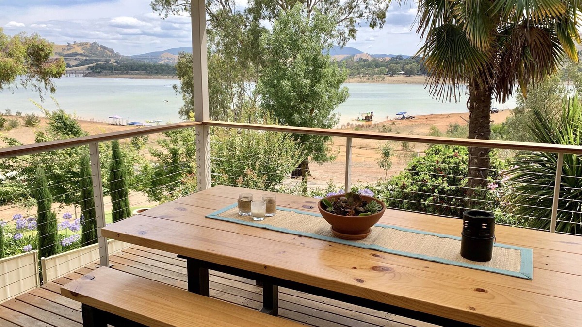 Bonnie Doon House | Exclusive Lake Frontage at Pete's HideawaynBonnie Doon Beach House @ Lake Eildon