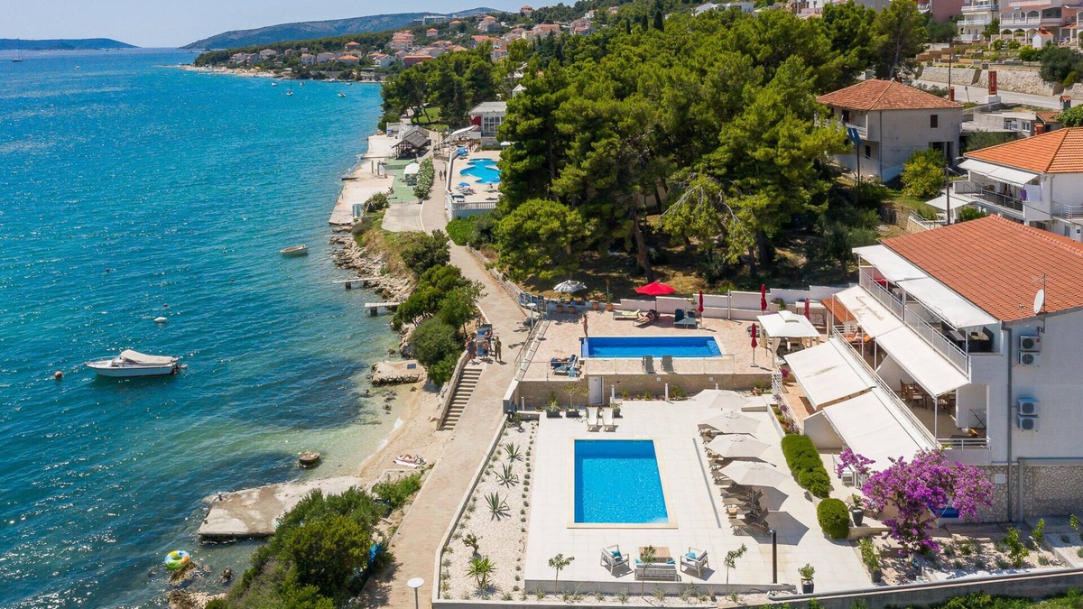 Seget Donji Apartment | EXCLUSIVE LOCATION DIRECTLY ON THE BEACH! NEW OPEN SWIMMING POOL!