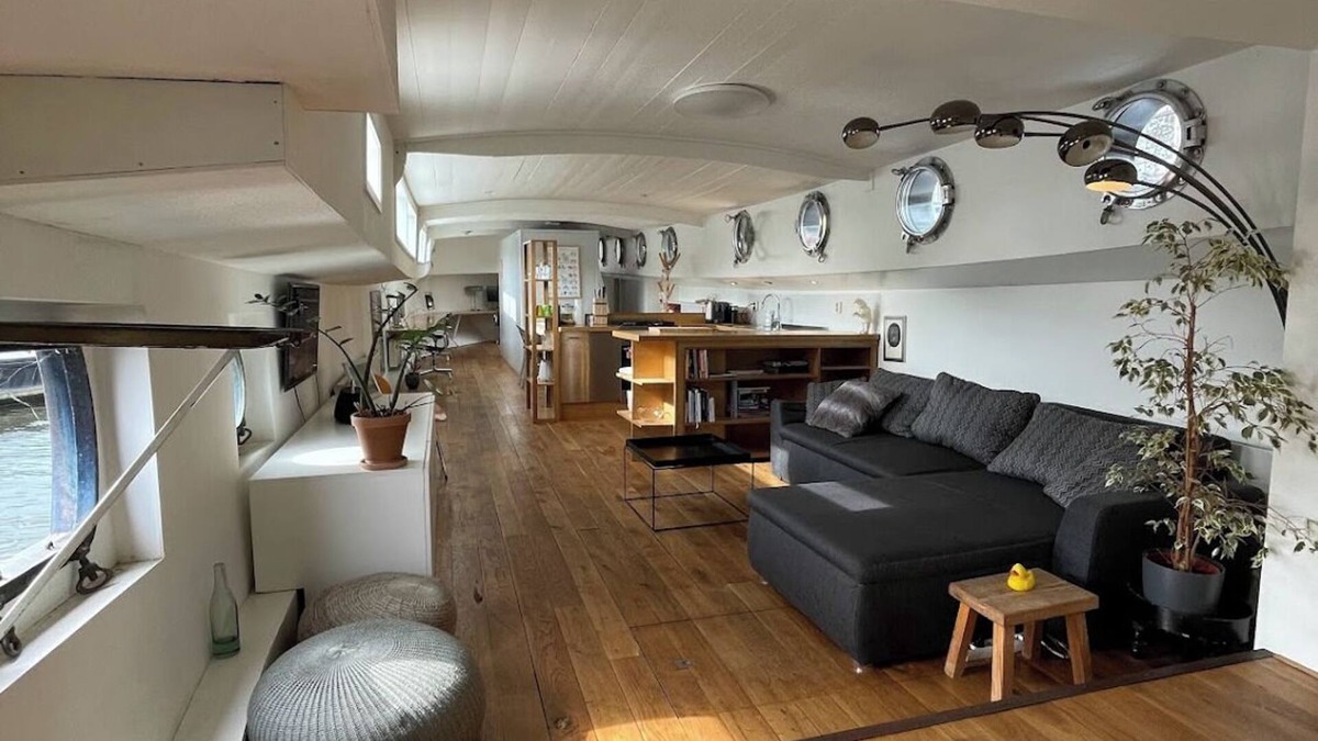 Amsterdam City Centre Boat Rental | Exclusive: Luxury Houseboat in the Amstel River!