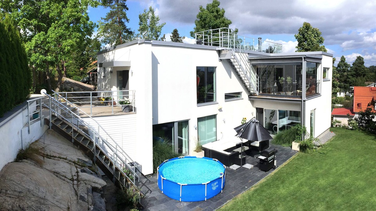 Svalnas House | Exclusive modern house 300 m from station. Close to city, water and nature