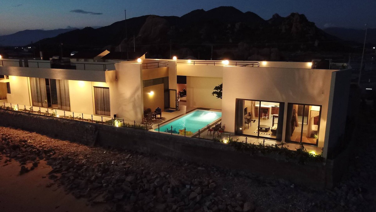 Phan Rang Bed & Breakfast | Exclusive Oceanfront Bungalow with infinity swimming pool