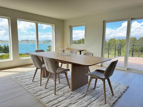 Kvinnherad Apartment | Exclusive penthouse apartment near the sea and nature - Sæbøvik