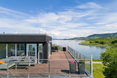 Trondheim City Centre Apartment | Exclusive penthouse, Three bedroom, 6 guests, Roof terrace, Private parking - Trondheim
