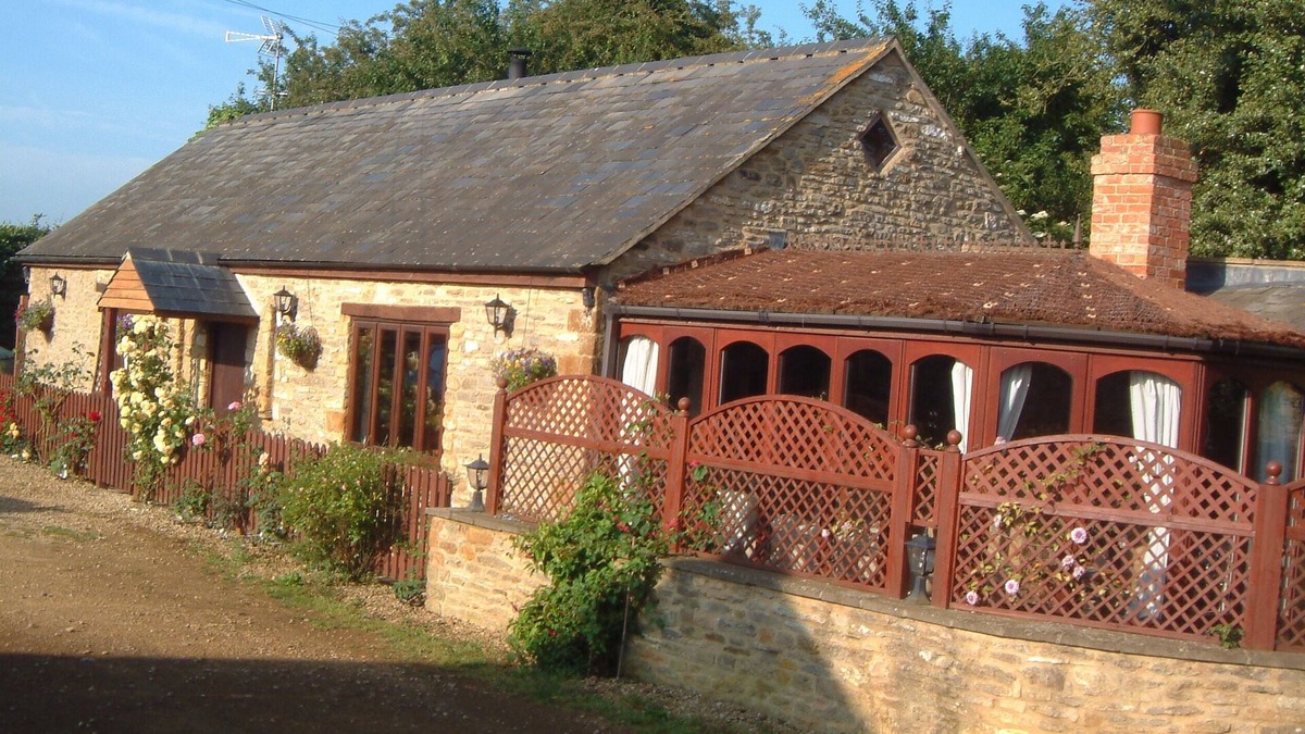 Hook Norton Cottage | Exclusive private outdoor Hot Tub for your use only.