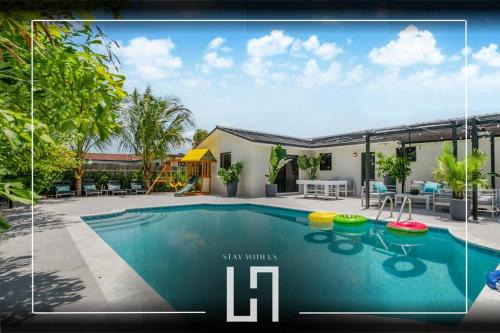 University Park House | Exclusive Retreat 5BR, Heated Pool, Games, BBQ and Fun L71