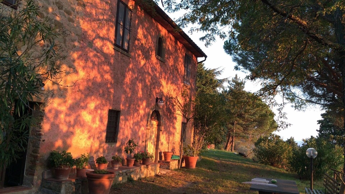 Tuoro sul Trasimeno Villa | Exclusive, spacious lake view villa on Tuscan Umbrian border for 8-16 people