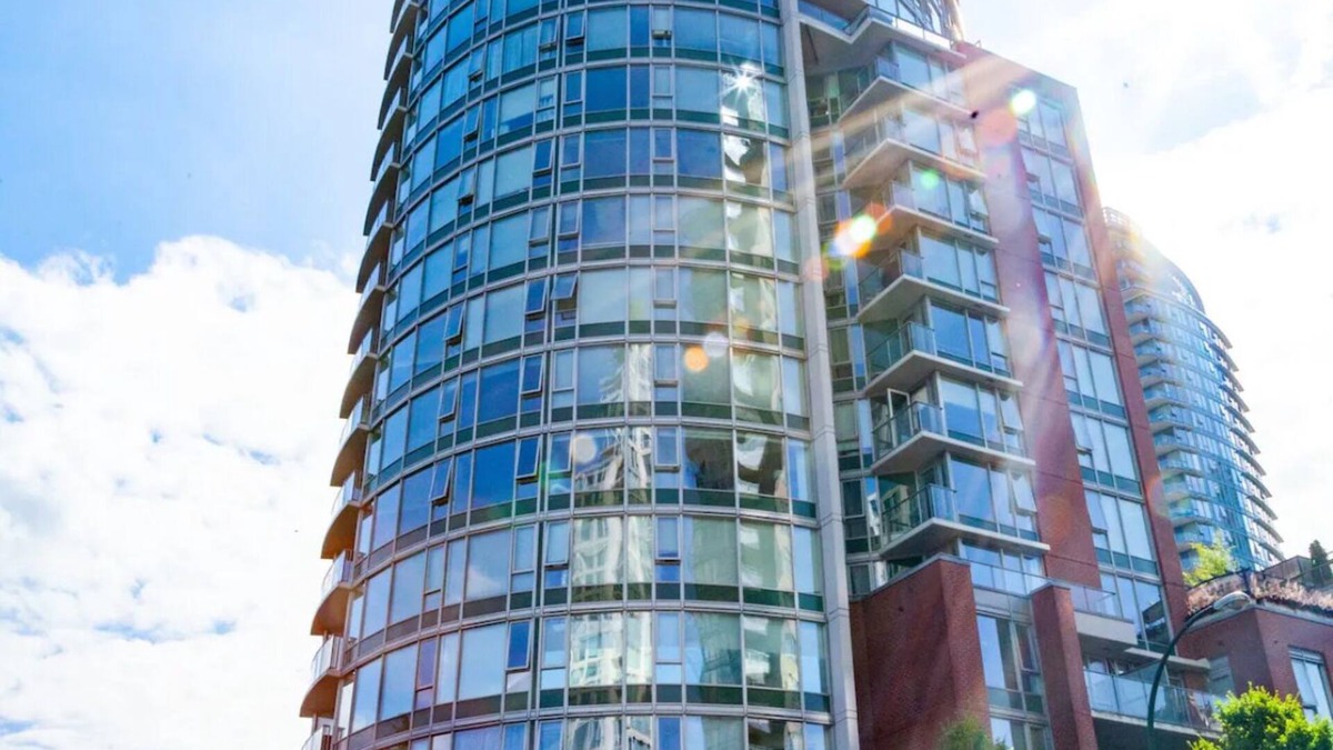 Gastown Apartment | Exclusive & Stylish Downtown Apartment W/Pool, Hot Tub, Sauna