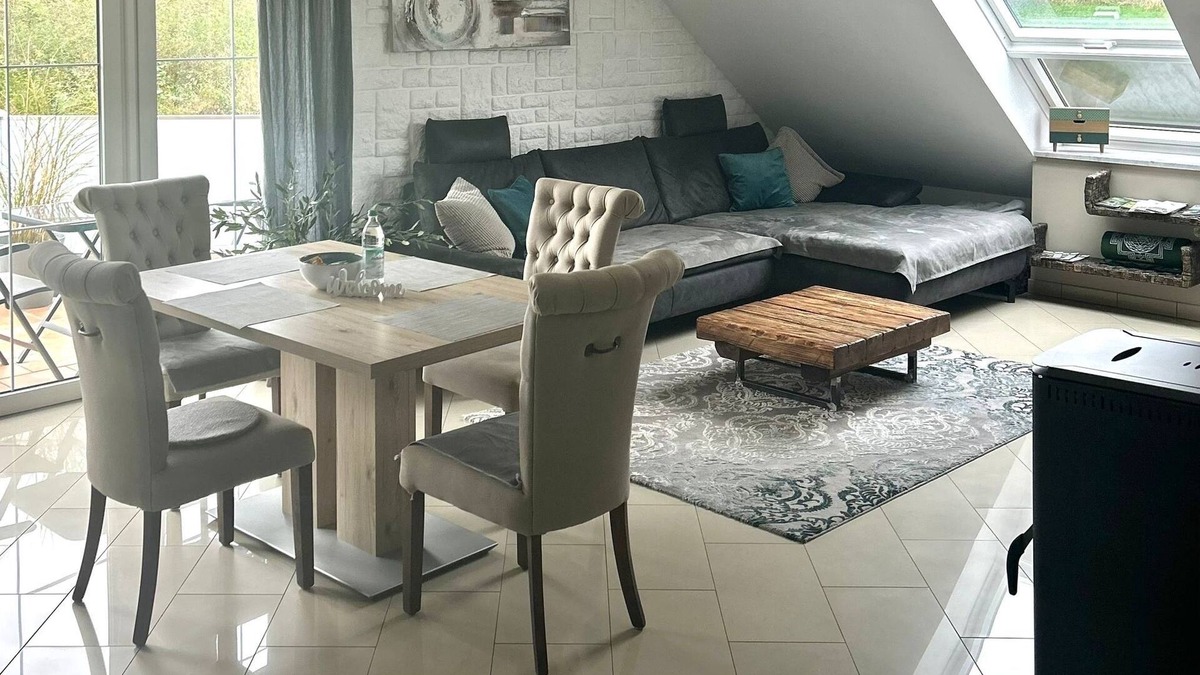 Lengfurt Apartment | Exclusive sunny top floor apartment with views of the countryside