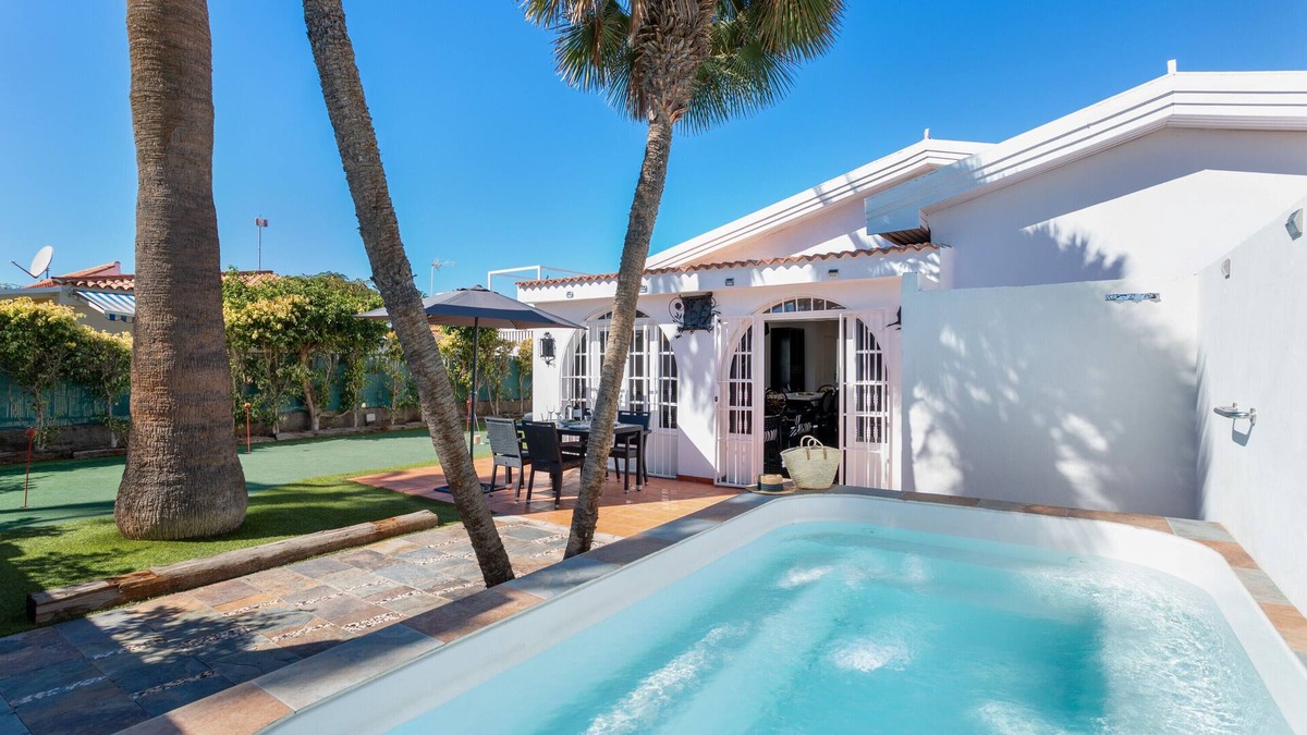 Campo Internacional Maspalomas House | Exclusive Vacation Villa in Maspalomas with Heated Pool with Bubbles