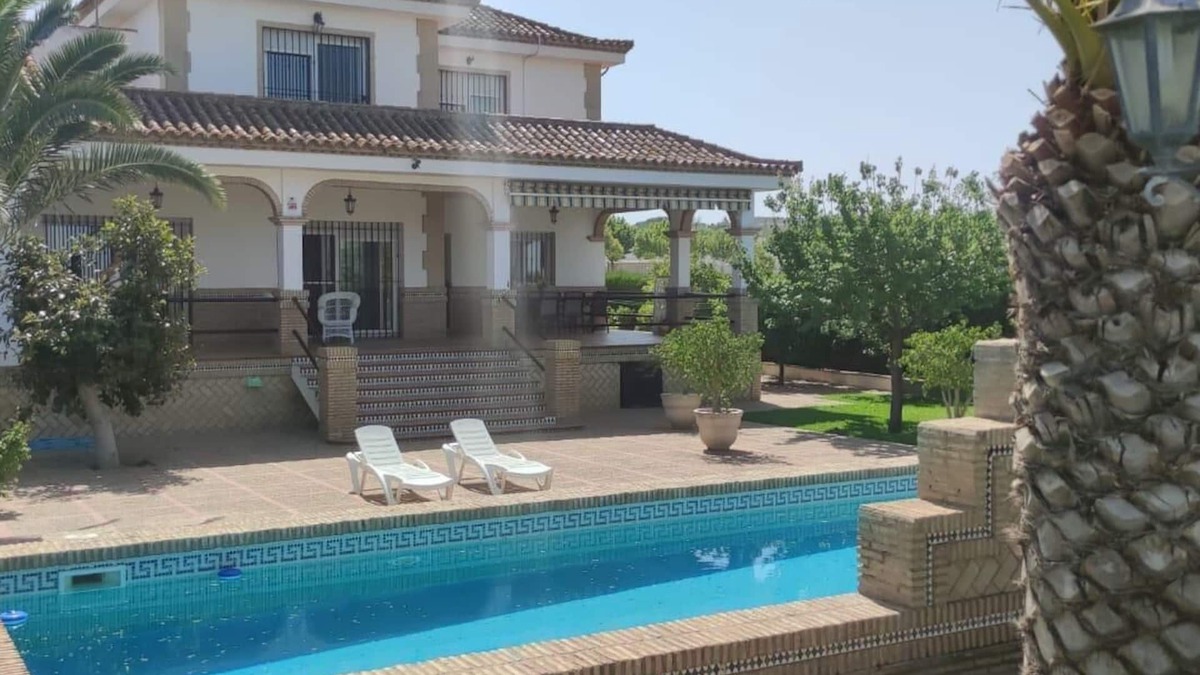 Montequinto Ski Chalet | Exclusive villa ideal for families and groups with private pool and subway parking.