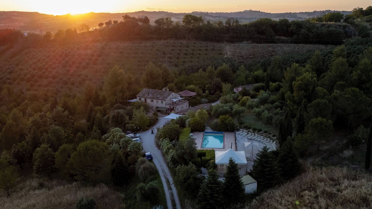 Ponzano di Fermo House | Exclusive villa with pool for weddings and retreats, wi-fi air-con