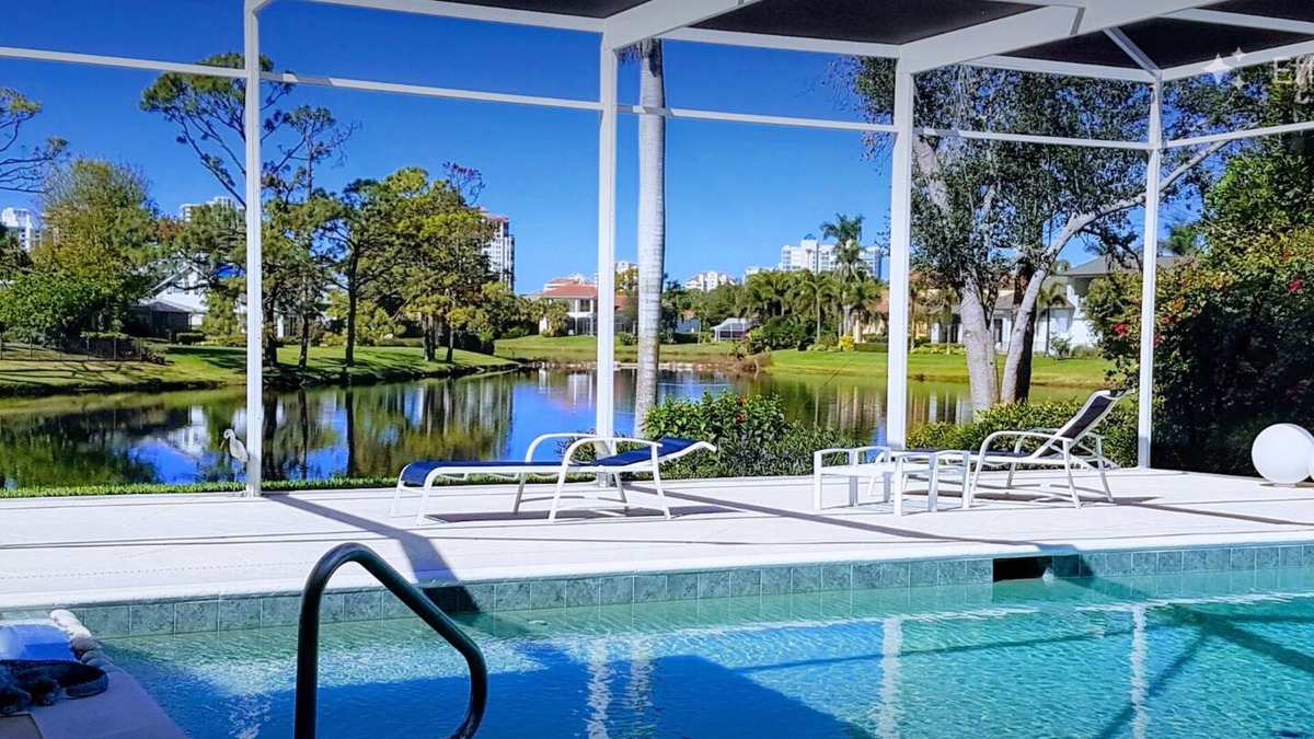 Park Shore House | Exclusive Villa - Lakeside, 4 Minutes to Private Beach, Free Wifi
