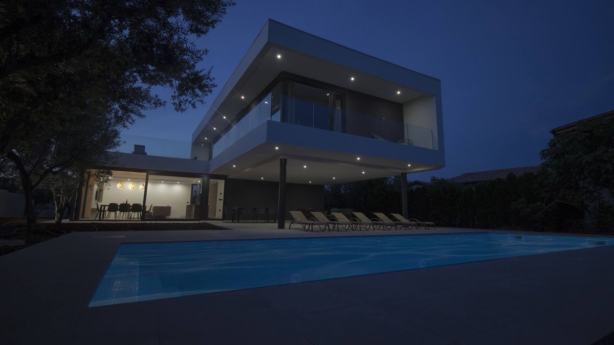Peroj Villa | Exclusive villa, large garden and big swimming pool. Pool heating from 04/2023!