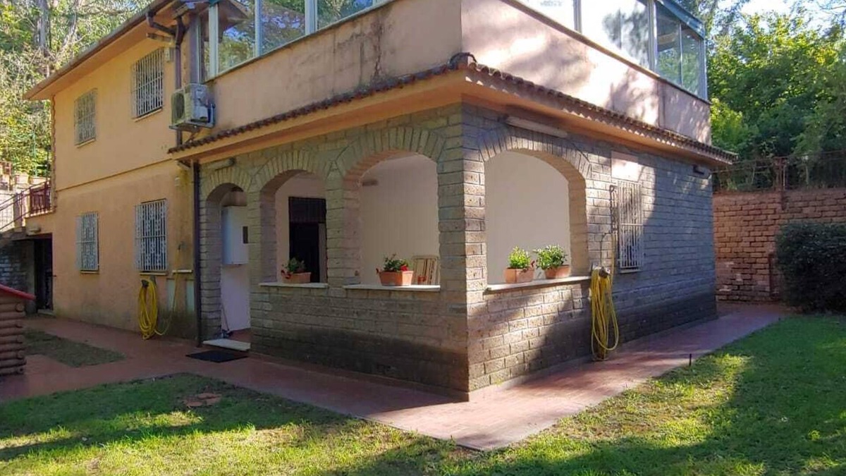 Nepi Villa | Exclusive villa with fireplaces and large garden near Rome and the lake