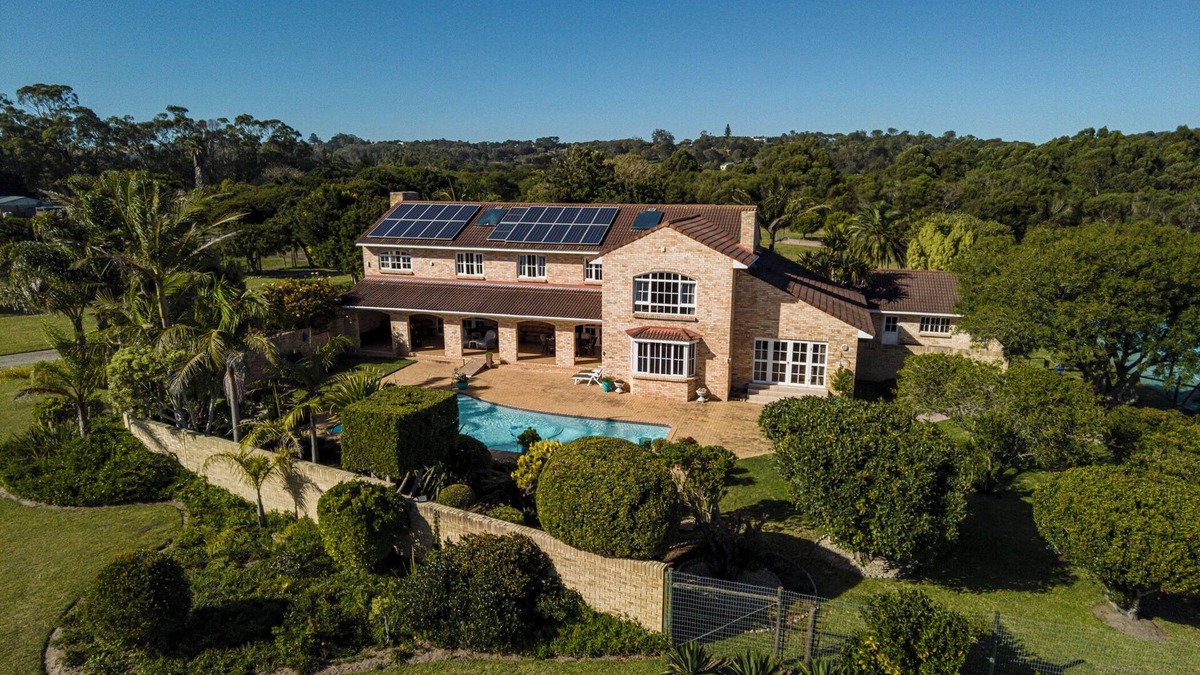 Port Elizabeth Villa | Exclusive villa with pool, tennis court and beautiful garden in natural setting