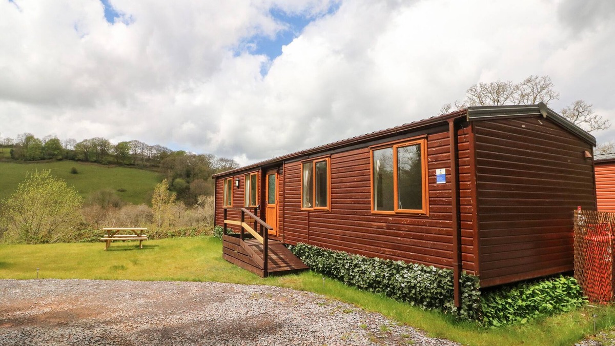Brushford Cottage | EXE VALLEY LODGE, pet friendly, with hot tub in Bampton, Devon