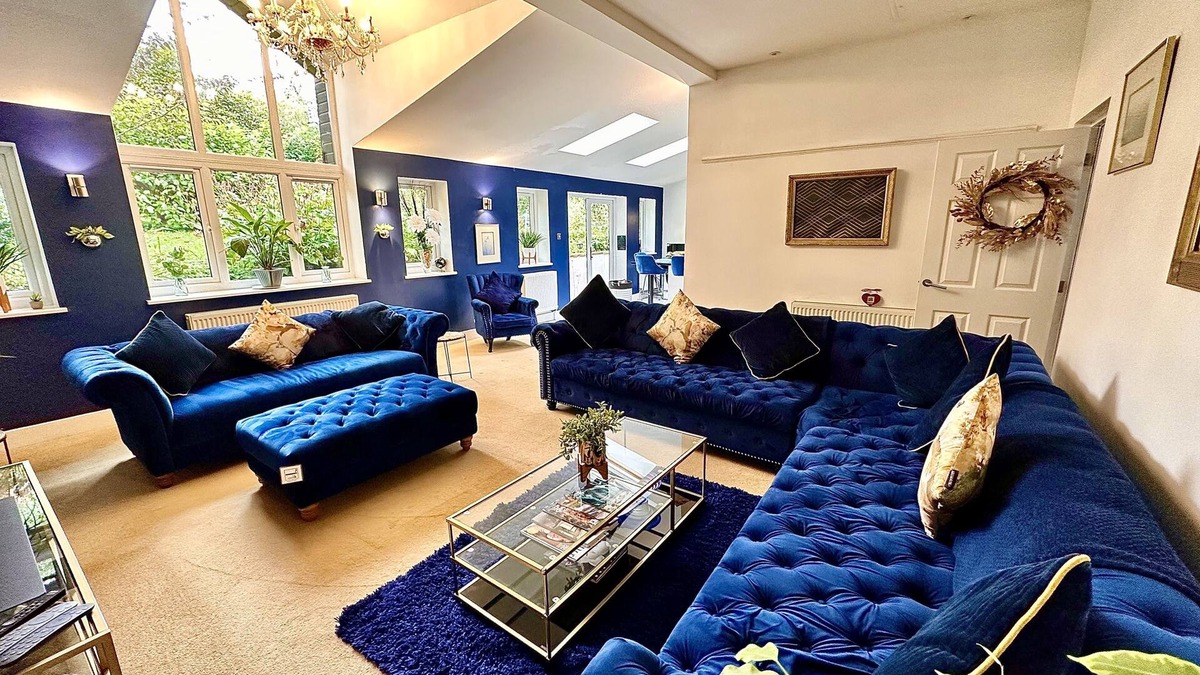 Usk House | EXEC DETACHED,HOT TUB,CINEMA ROOM,POOL TABLE