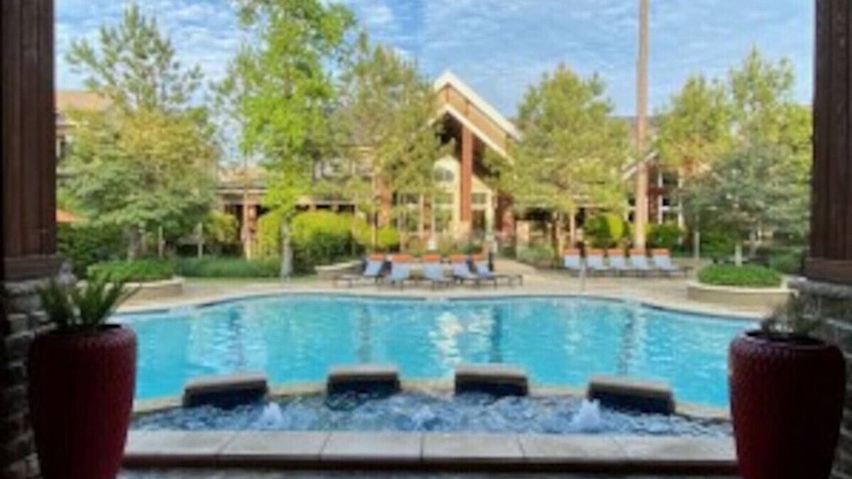 Grogan's Mill Apartment | Executive 1 bedroom /1 bath Condo in The Woodland