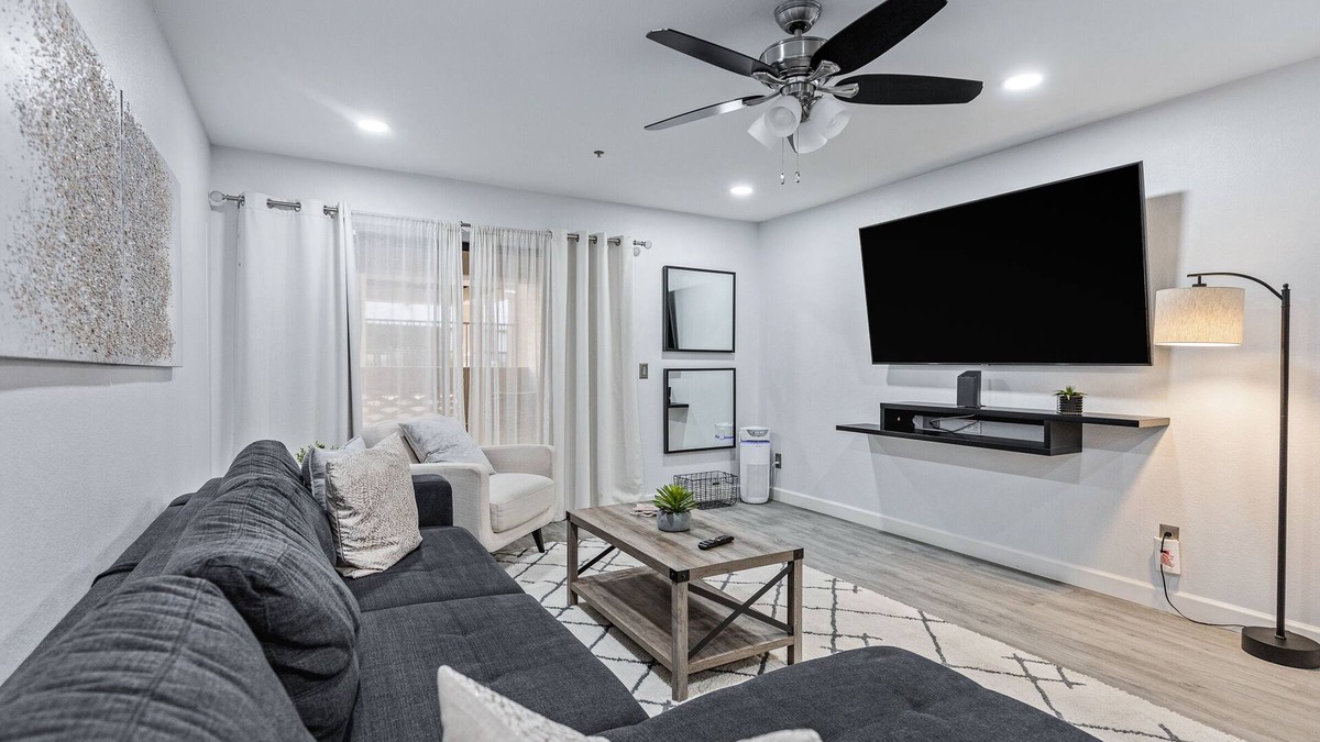 Camelback East Condo | Executive 2 Bdrm Condo in the Heart of Biltmore!