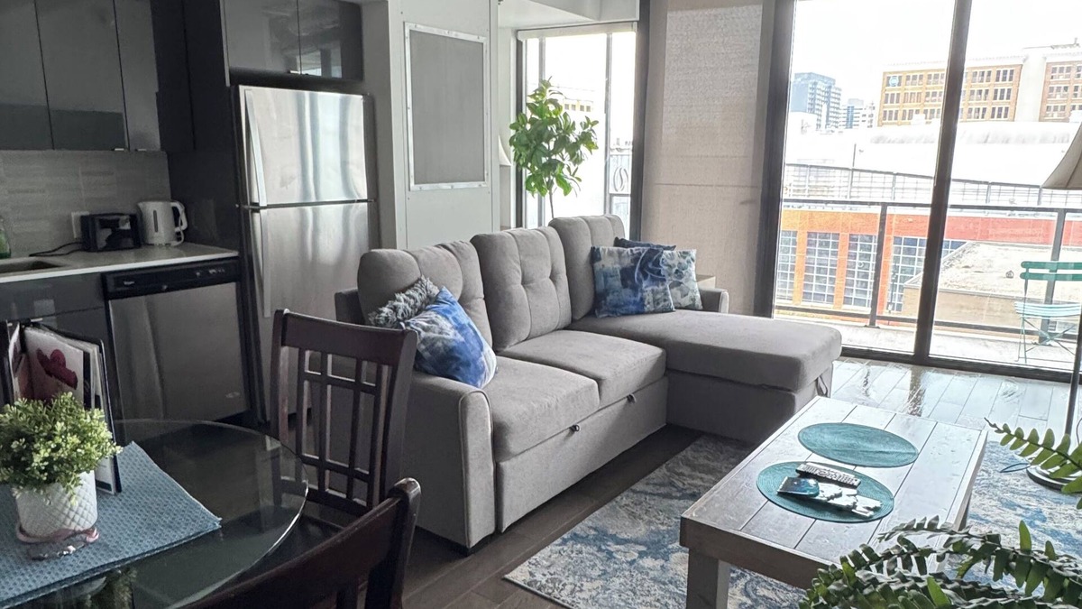 Downtown Winnipeg Apartment | Executive 2 bed Condo King bed great LOCATION downtown with laundry