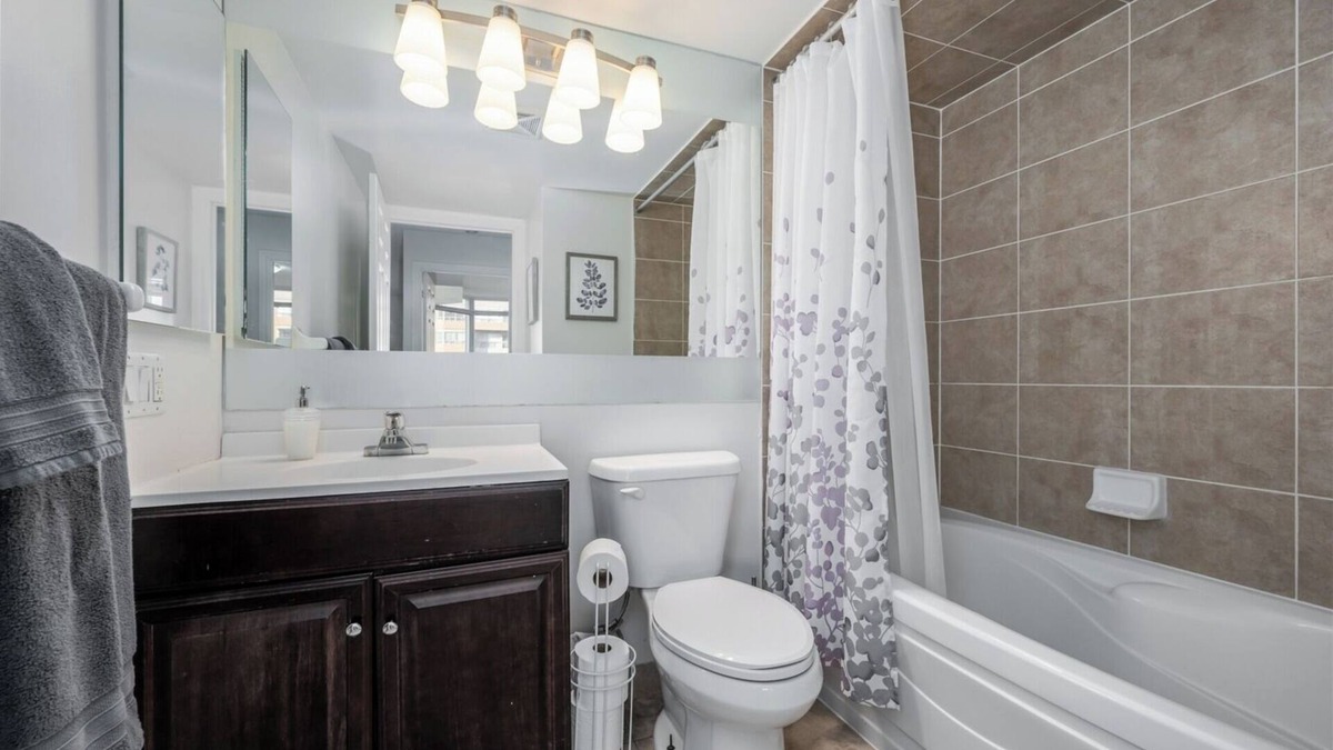 Downtown Mississauga Condo | Executive 2 Bedroom Condo Close to Square ONE