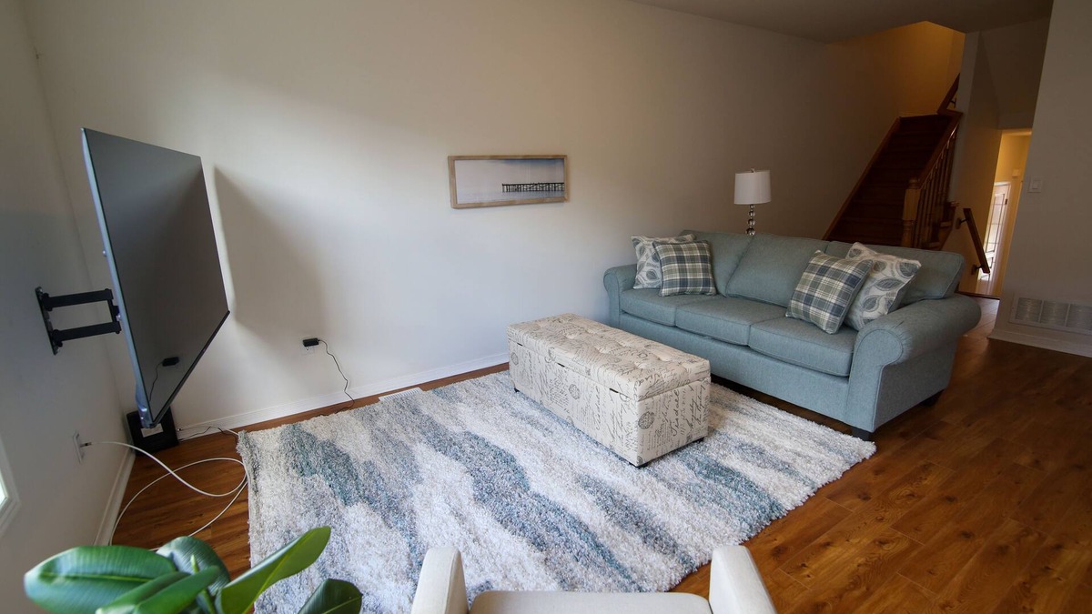 Stoney Creek House | Executive 3 Bedroom Townhome close to the lake in Stoney Creek