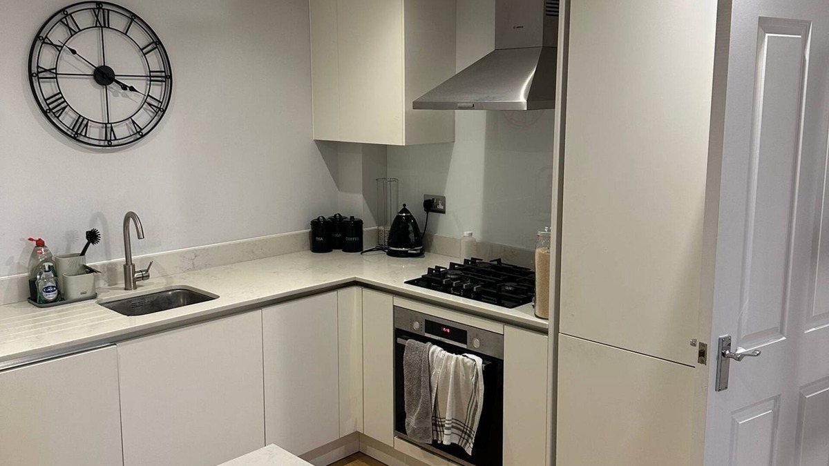 Epsom Apartment | Executive Apartment in sought after Surrey Town. Pet Friendly
