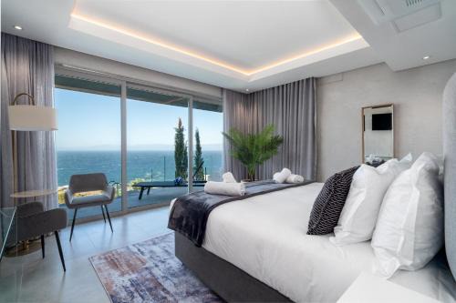 Froggy Farm Bed & Breakfast | Executive Boulders Beach Suite with Ocean Views