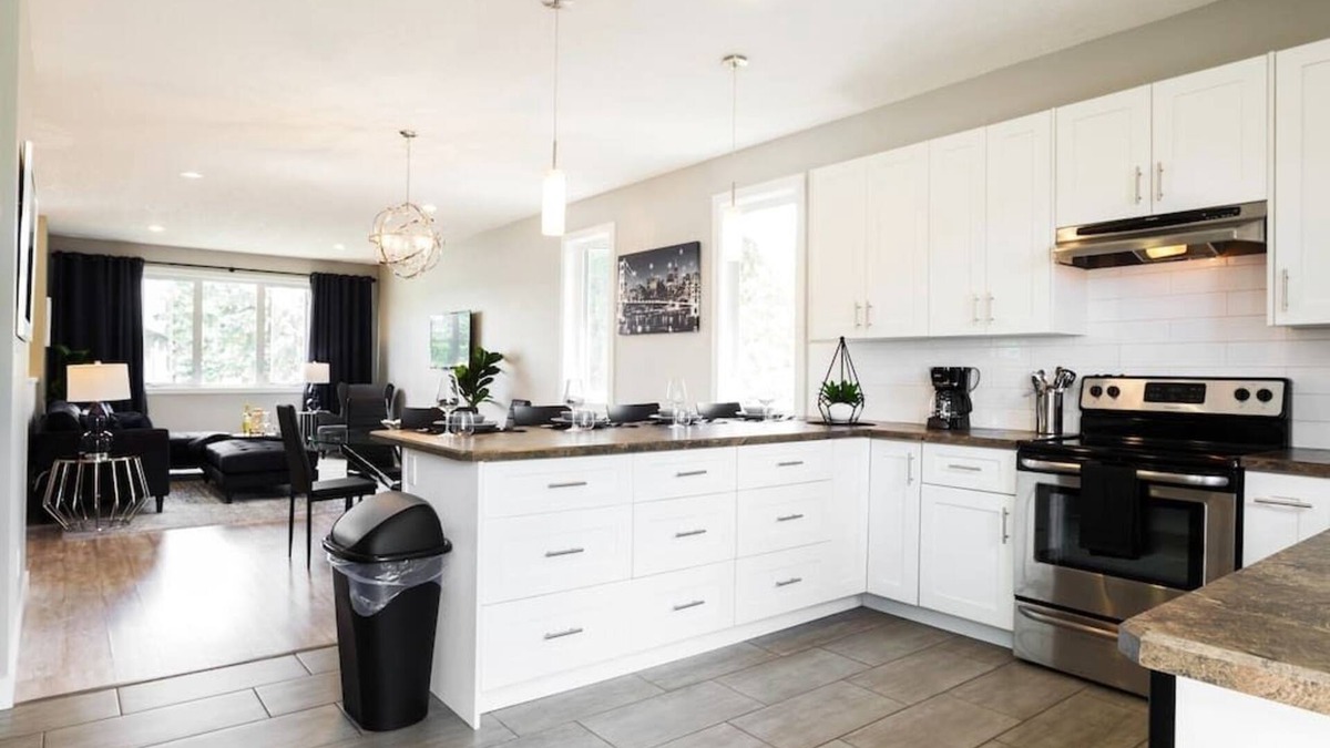 Jasper Place House | ★Executive Home★Garage⚡WiFi & NFLX ★Sanitized✔Long Stays!