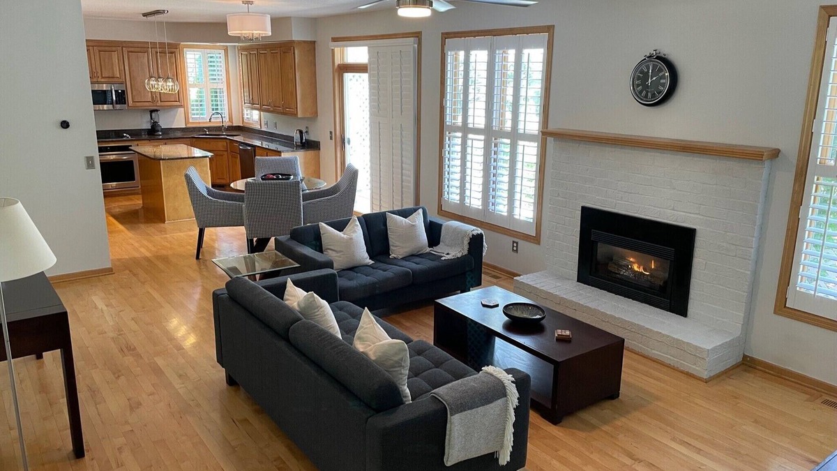 Eagan House | Executive home nearby Twin Cities, MOA, MSP airport, etc.