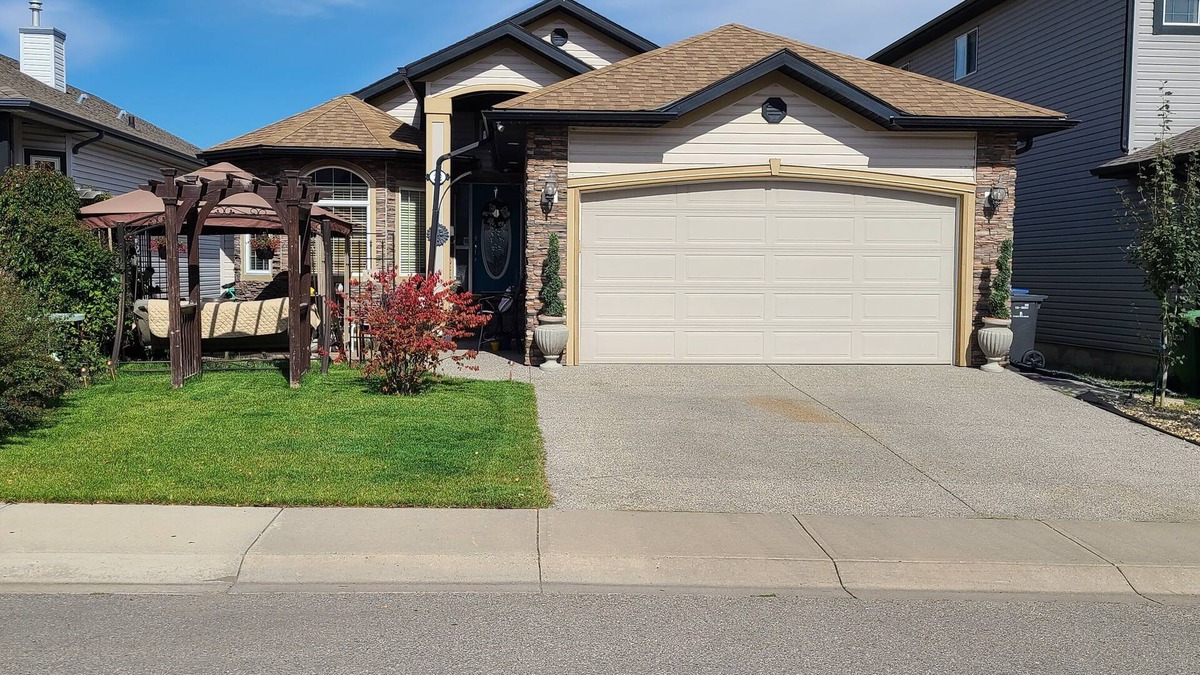 Lyalta House | Executive house W secluded beach on lake Chestermere