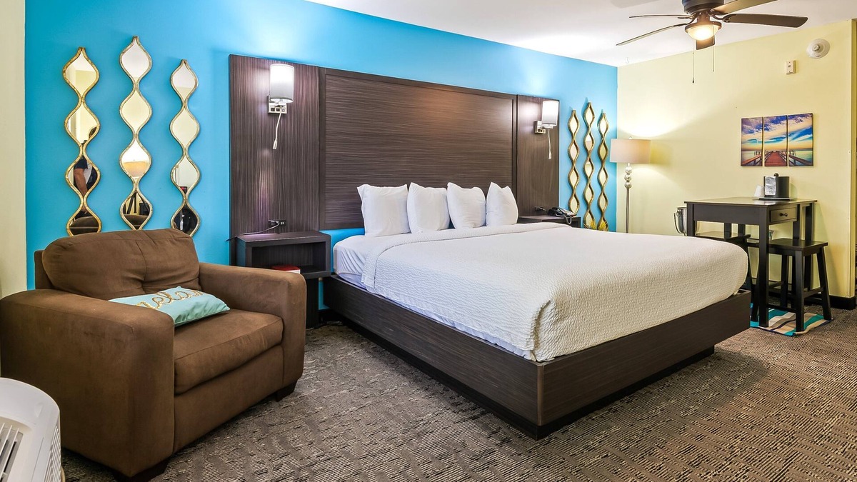 Crawfordville Hotel | Executive King Suite: Spacious Comfort for Work & Rest at Wildwood Inn