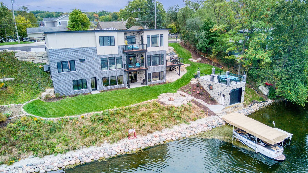 Oconomowoc House | Executive Lake House and Golf Retreat overlooking the main lake