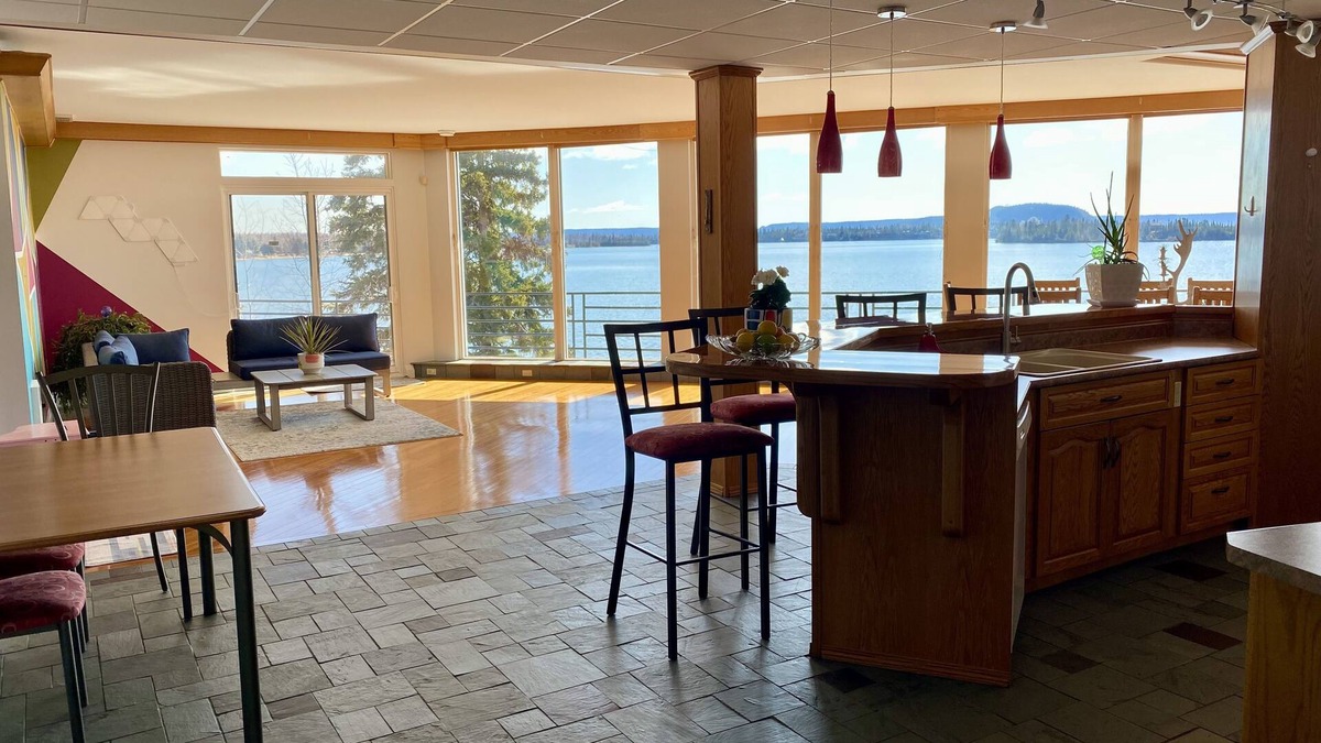 Shuniah House | Executive Lakehouse- Sand Beach on 3 private acres with separate Guesthouse