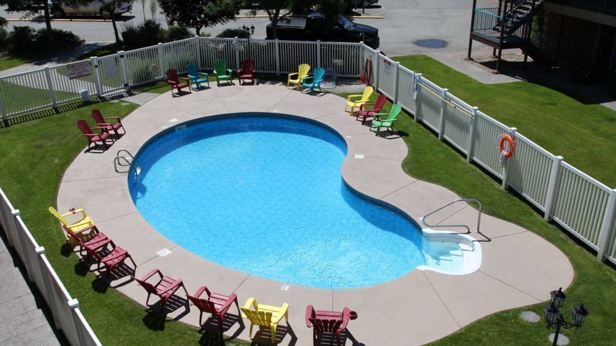 Okanagan-Similkameen Condo | Executive Lakeshore Condo bordering the lake, the KVR trail and Lions Gardens.