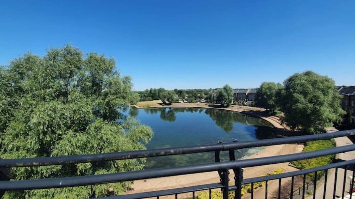 Walton House | Executive Lakeside 4 Bed Townhouse